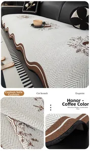 Vue détaillée du coussin de canapé en chenille marron avec bord ondulé et motif jacquard