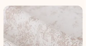 Gros plan sur tissu chenille de luxe avec texture antidérapante et motif floral chic