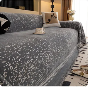 Detail der dunkelgrauen Sternen-Chenille-Sofaabdeckung mit Fransen und weicher Textur