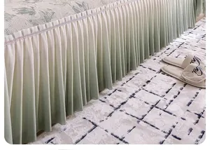 Details des eleganten weiß-grünen Sofabezugs mit Faltenstoff und Paillettenbesatz