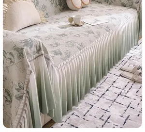 Details zum französischen Luxus-Sofaüberzug mit Vintage-Blumenmuster und Plissee-Saum