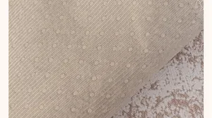 Détail du revers de housse de canapé en chenille avec picots antidérapants et surpiqûres