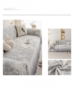 Copridivano grigio con bordo a balze ed elegante trama floreale a rose in rilievo