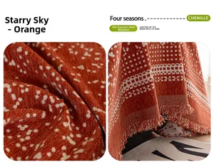 Detail der orangen Chenille-Sofaabdeckung mit Sternenmuster und weicher Webstruktur