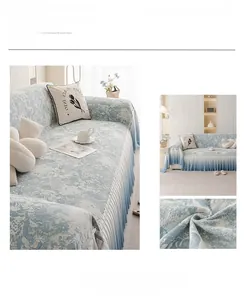 Dettaglio del copridivano floreale blu stile crema con eleganti bordi a balze plissettati