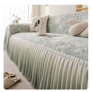 Dettaglio del copridivano floreale con elegante bordo a volant e tessuto jacquard premium