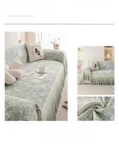 Dettaglio del copridivano jacquard verde chiaro con volant e motivo floreale di rose vintage