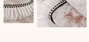 Détail d'une housse de canapé en chenille plissée beige avec bordure tressée noir et blanc