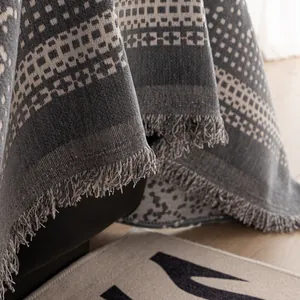 Luxuriöse Sofa-Überwurf aus Chenille mit grauen Geo-Mustern und dekorativen Quasten-Fransen