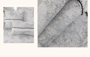 Détail de la housse de canapé en chenille avec motif forêt grise et bord à volants
