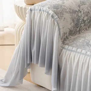 Copridivano stile crema con stampa floreale di rose grigie e bordo plissettato
