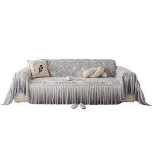 Copridivano stile crema francese con bordo a volant e motivo floreale in stile rustico