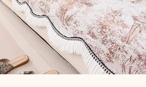 Gros plan sur la housse de canapé en chenille rose avec texture florale et volants