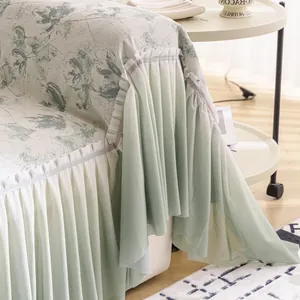 Französischer Sofa-Bezug mit Blumen-Jacquard und hellgrünen Chiffon-Plisseekanten