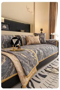 Détail de housse de canapé en chenille grise avec motif marbre doré et texture antidérapante