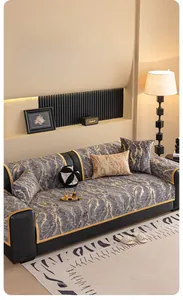 Détail de housse de canapé en velours gris avec texture dorée et passepoil jaune élégant