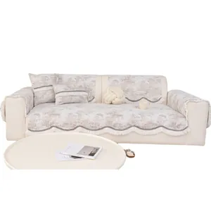 Housse de canapé beige en chenille avec motifs naturels, franges et bordures ondulées