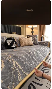 Détail de housse de canapé en velours gris avec imprimé marbre doré et tissu en chenille