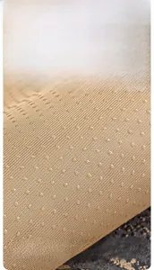 Vue macro de l'envers antidérapant en silicone sur la housse de coussin de canapé en tissu