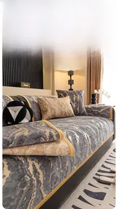 Détail de la texture marbrée grise et dorée sur le tissu de housse de canapé en chenille