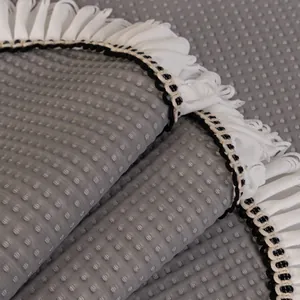 Funda de sofá refrescante gris nórdico con borde de volantes y textura de jacquard