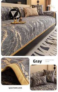 Détail du tapis de canapé en velours gris avec texture marbre doré et bord brodé