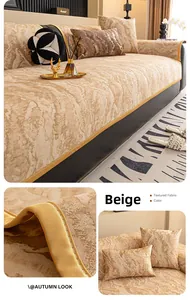 Détail du coussin de canapé beige avec texture marbre doré et passepoil de luxe