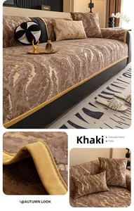 Détail de housse de canapé en velours kaki avec texture marbre gaufrée or et bordure chic