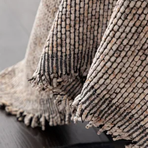 Housse de canapé en lin tissé avec pompons et motif à carreaux noir et blanc élégant