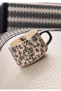 Vista macro de taza de cerámica Toile de Jouy vintage sobre una tela tejida suave