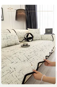Détail d'un coussin de canapé nordique moderne avec bord noir ondulé et texture tissée