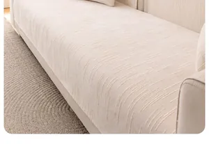 Gros plan sur la housse de canapé en chenille beige avec tissu jacquard et texture rayée