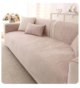 Détail de la housse de canapé en chenille rose avec texture rayée et coussin assorti