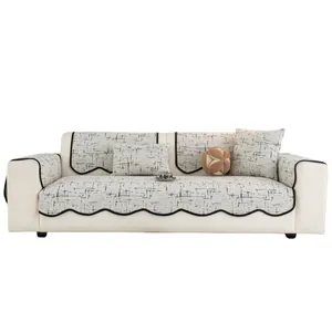 Housse de canapé grise moderne avec texture irrégulière et bordure ondulée noire élégante