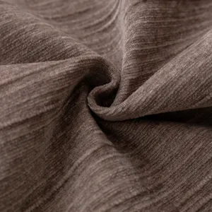 Vue macro de la housse de canapé en chenille jacquard marron foncé avec rayures antidérapantes