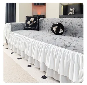 Détail de la housse de canapé vintage en chenille avec bordure en dentelle à trois couches