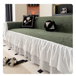 Détail du tissu jacquard vert avec ourlet en dentelle plissée blanche pour housse de canapé