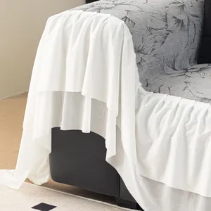 Housse de canapé vintage en chenille blanche avec bordure en dentelle et tissu doux