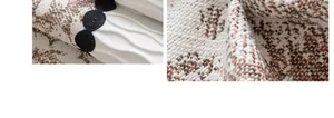 Macrodetail van getextureerde tweedstof en witte kantafwerking voor bankovertrek