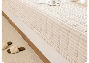 Dettaglio del tappetino per finestra in peluche color crema con pelliccia sintetica e trapuntatura