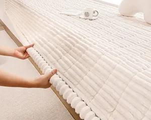 Vista dettagliata del tappetino in peluche crema con trama anti-pilling e antigraffio