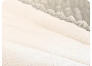 Dettaglio del fondo antiscivolo in silicone e trama a rombi del cuscino in peluche per davanzale