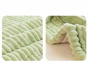 Dettaglio del tappeto verde in peluche con trama a strisce verticali e morbido pile