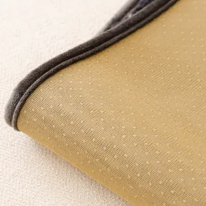 Funda de sofá de felpa crema con reverso antideslizante y borde de forro gris grueso