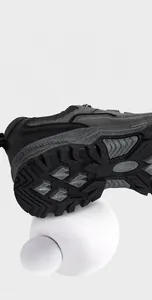 Detail der hochelastischen dicken Gummisohle mit rutschfester Textur für Wanderschuhe