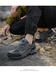 Details wasserdichter Outdoor-Wanderschuhe mit griffiger Gummisohle auf Felsgelände