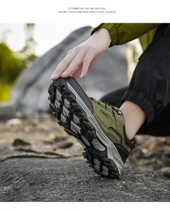 Nahaufnahme der strapazierfähigen Gummisohle mit Anti-Rutsch-Profil für Trekkingschuhe