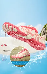 Dettaglio suola in gomma con fori di drenaggio per scarpe acquatiche ad asciugatura