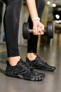 Dettaglio delle scarpe a piedi nudi ad asciugatura rapida per l'allenamento in palestra