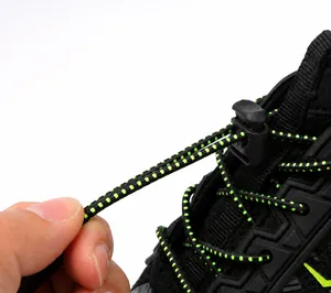 Dettaglio del sistema di lacci elastici a sgancio rapido per scarpe da sport acquatici